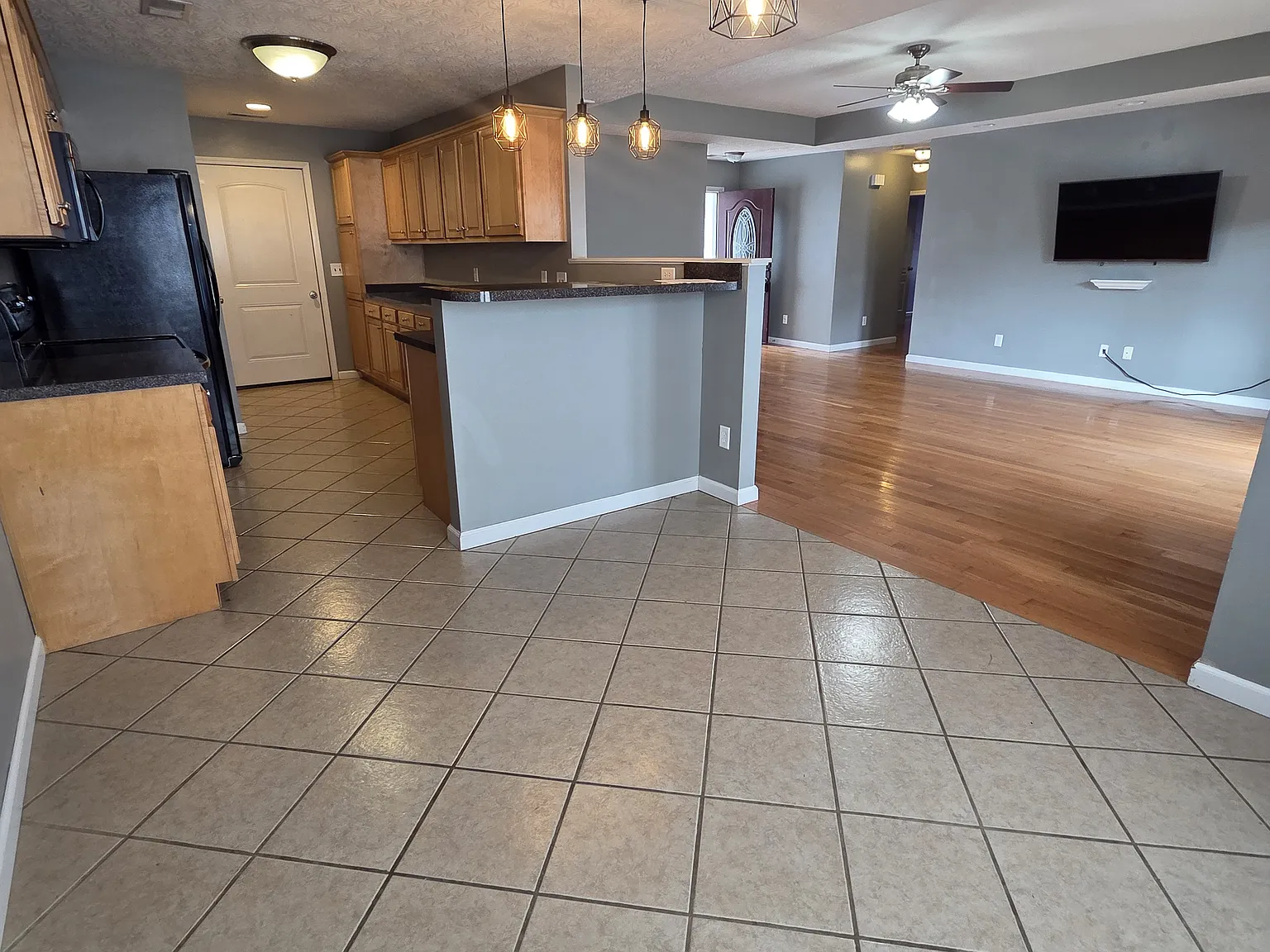 3 bed, 1595 sqft, $2,295 — Photo 4