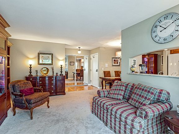 4th image of 272 Elmwood Ln