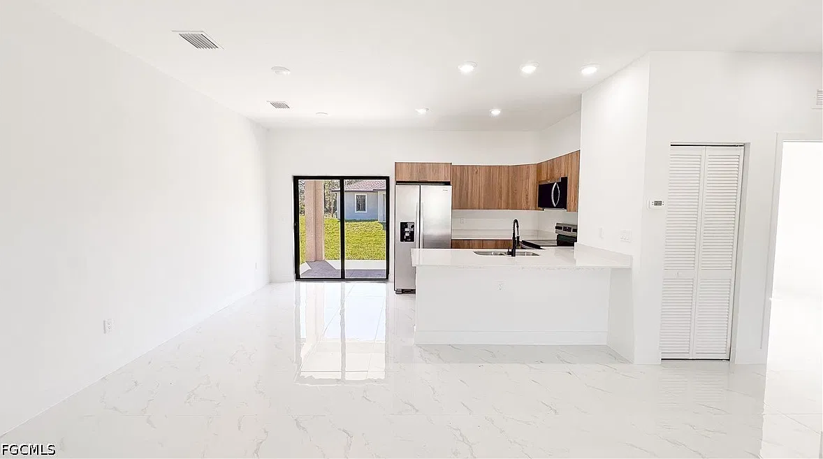 708 Asher St E — Photo 3