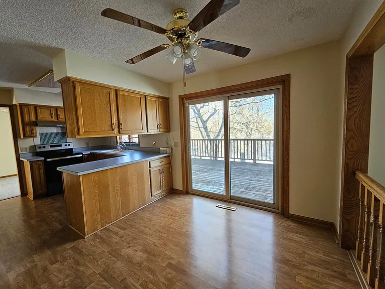 430 Zinnia Ln N — Photo 4