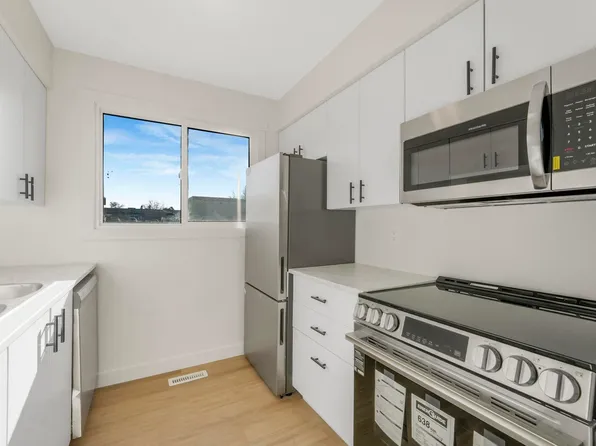5833 Riverbend Rd NW, Edmonton, AB T6H 5A8