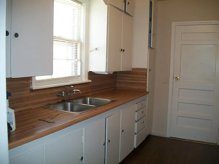 1631 N Lewis Pl — Photo 8