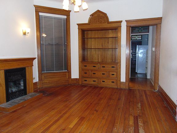 4th image of 827 W Newport Ave