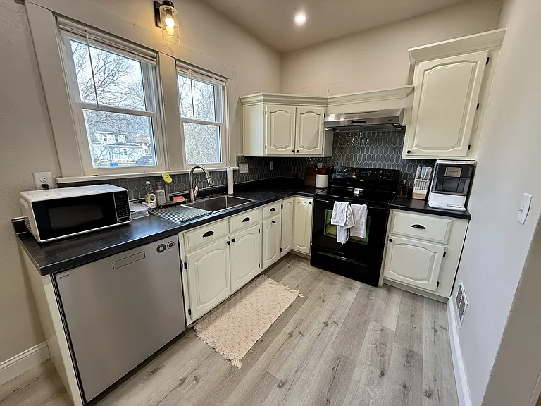 200 N Pine St #202 — Photo 11