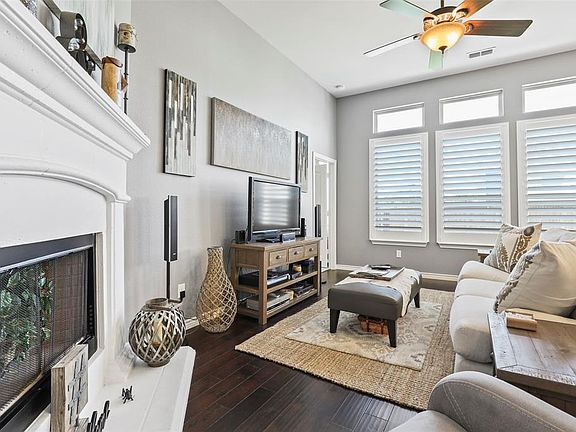 3rd image of 836 Hayden Ln