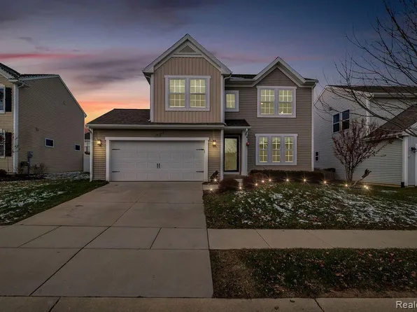 2747 W Fork River Dr, Fowlerville, MI 48836