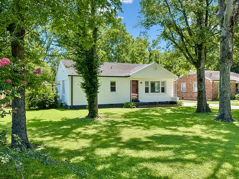 907 Westchester Dr — Photo 2