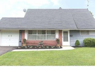 25 Gardenia Rd, Levittown, PA 19057