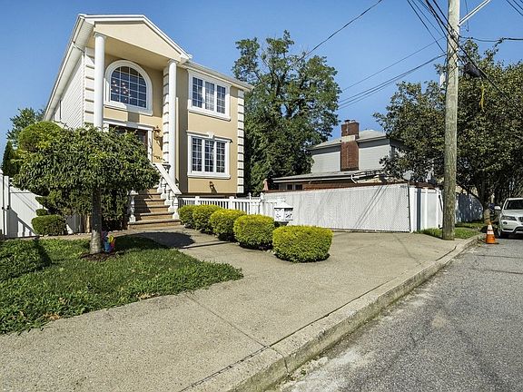 2nd image of 114 Tyrrell St