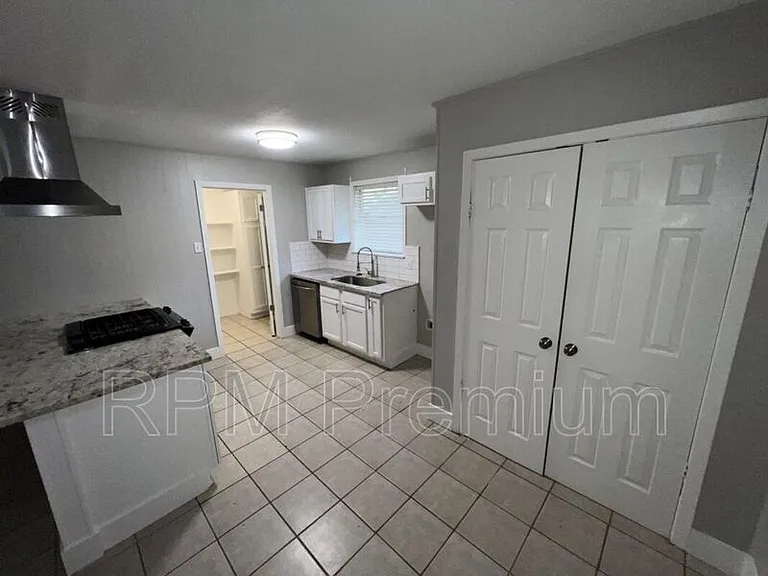464 Wilton Dr — Photo 12