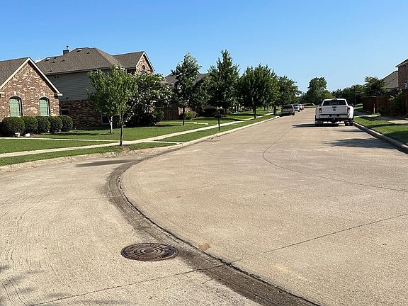 4th image of 221 Hartley Ln