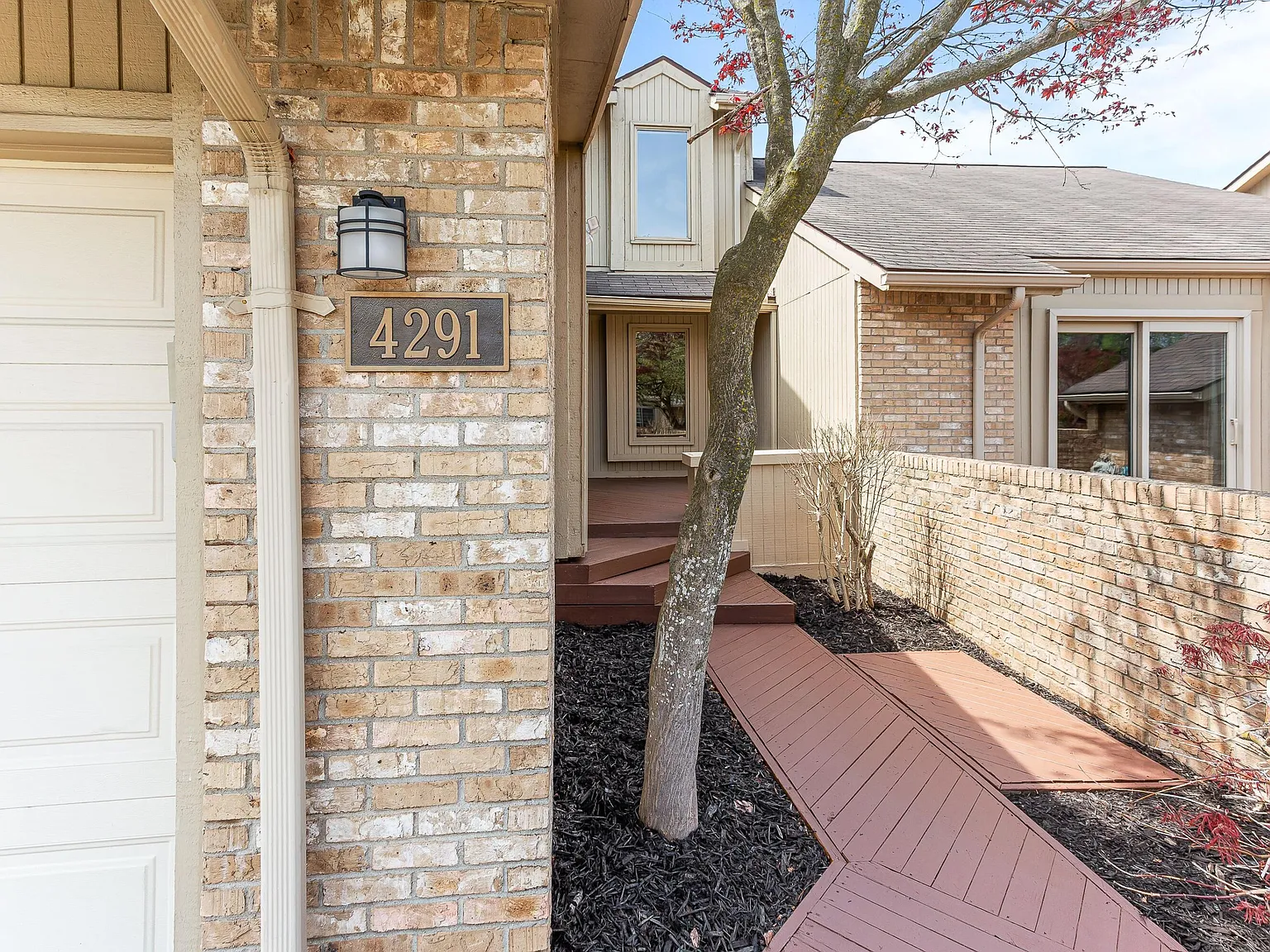 3 bed, 3.5 bath, 2422 sqft, $3,900 — Photo 3