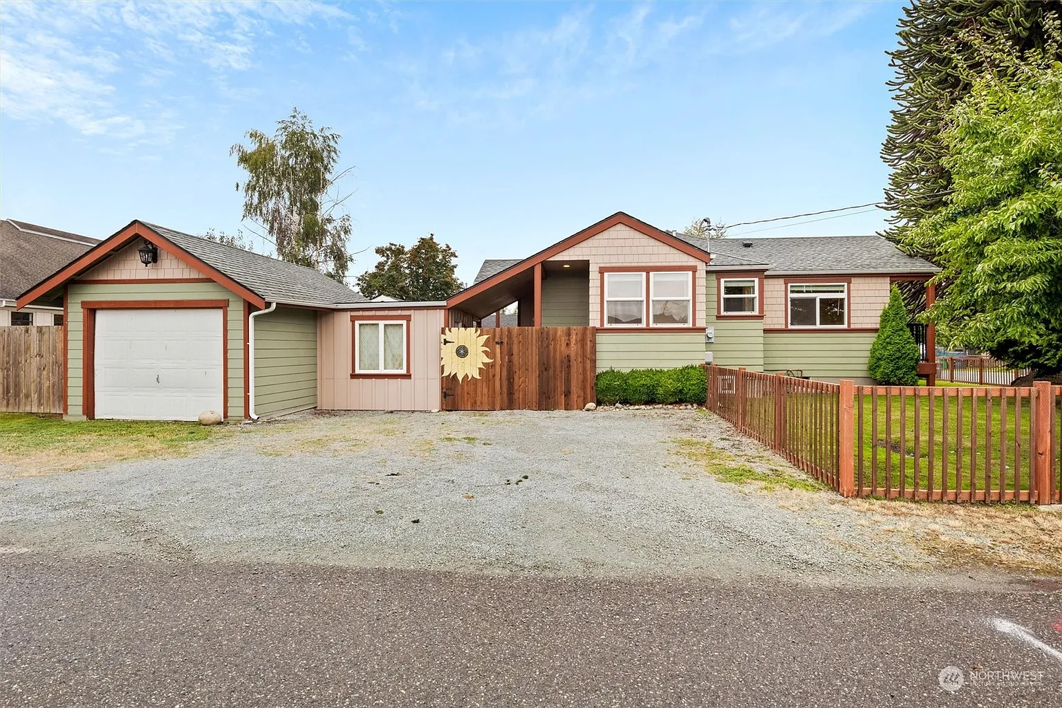 832 E Victoria Avenue photo 1