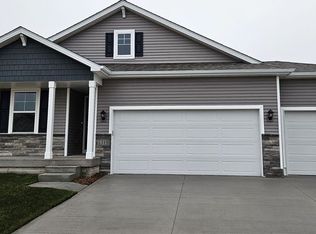 2821 Prairielight Dr, Hiawatha, IA 52233