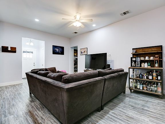 4th image of 115 W Avenue P