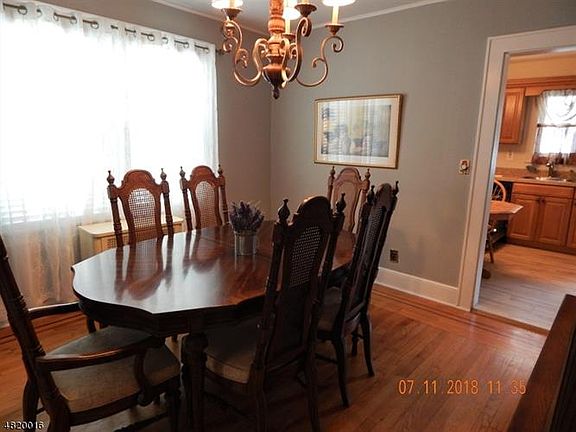 4th image of 130 Hendel Ave