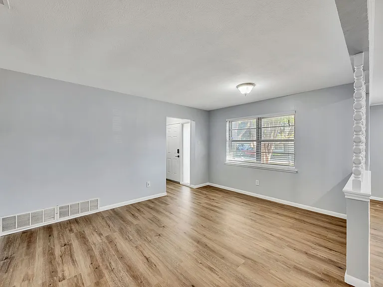 716 Melrose Dr — Photo 4
