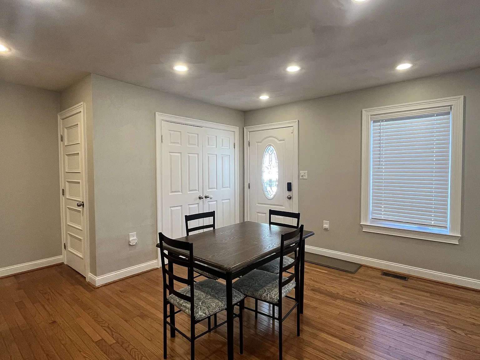 2627 McKann Avenue - 3 — Photo 4