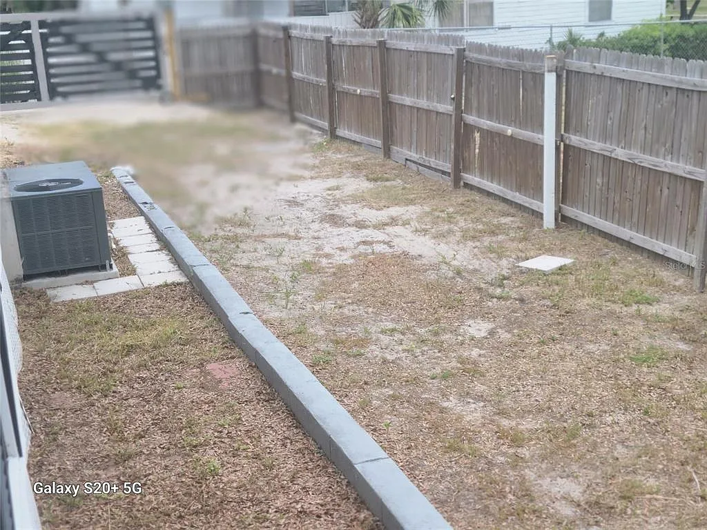 3 bed, 2.0 bath, 1008 sqft, $2,100 — Photo 4