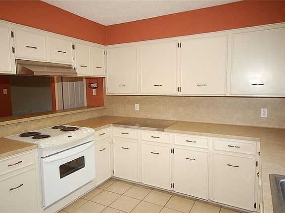 4th image of 2009 Saint Charles Dr