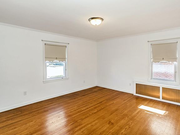 3rd image of 1887 Lakeville Rd