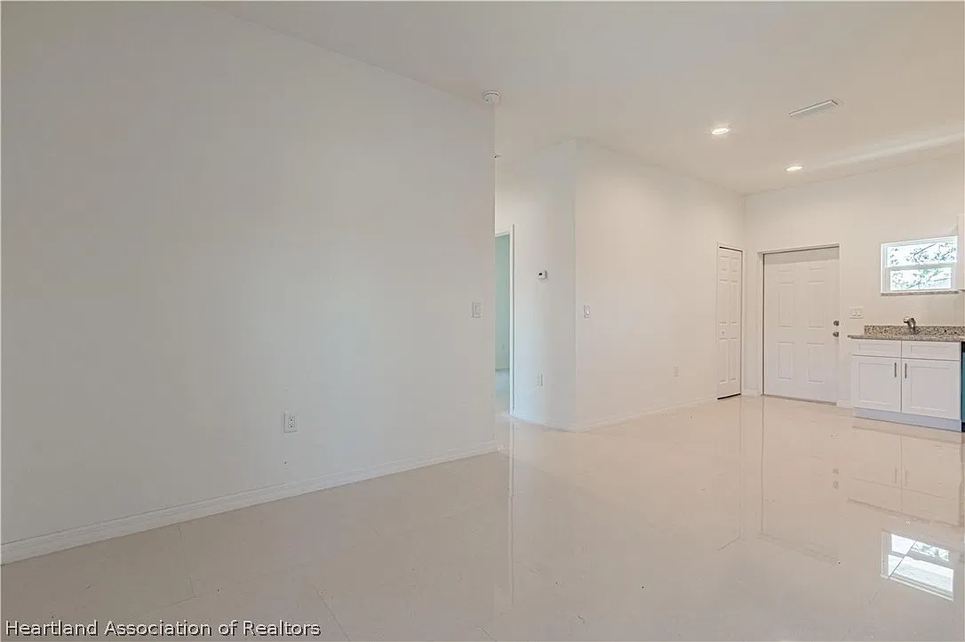 2 bed, 2.0 bath, 1297 sqft, $1,550 — Photo 2