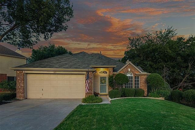 1st image of 809 Lake Bluff Dr
