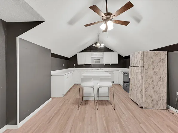 310 N Rock Island St, Angleton, TX