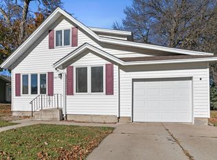 462 E Washington St, Le Center, MN 56057
