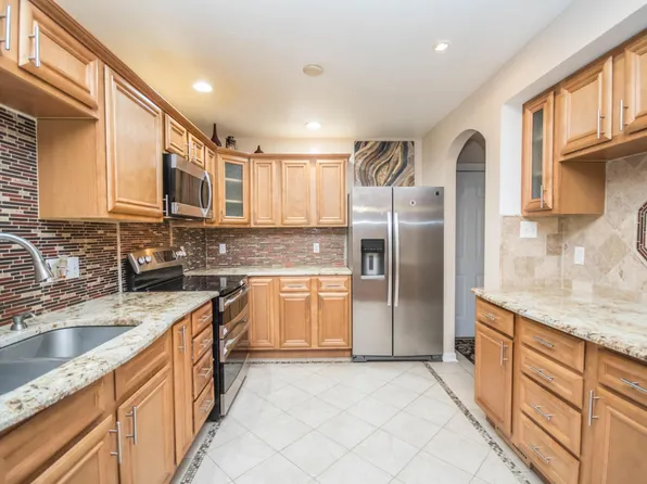 4893 S Waterview Ct #17, Greenfield, WI 53220