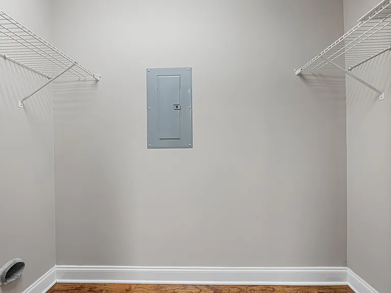Mount Victor Olde Towne Luxury Apartments — Photo 103