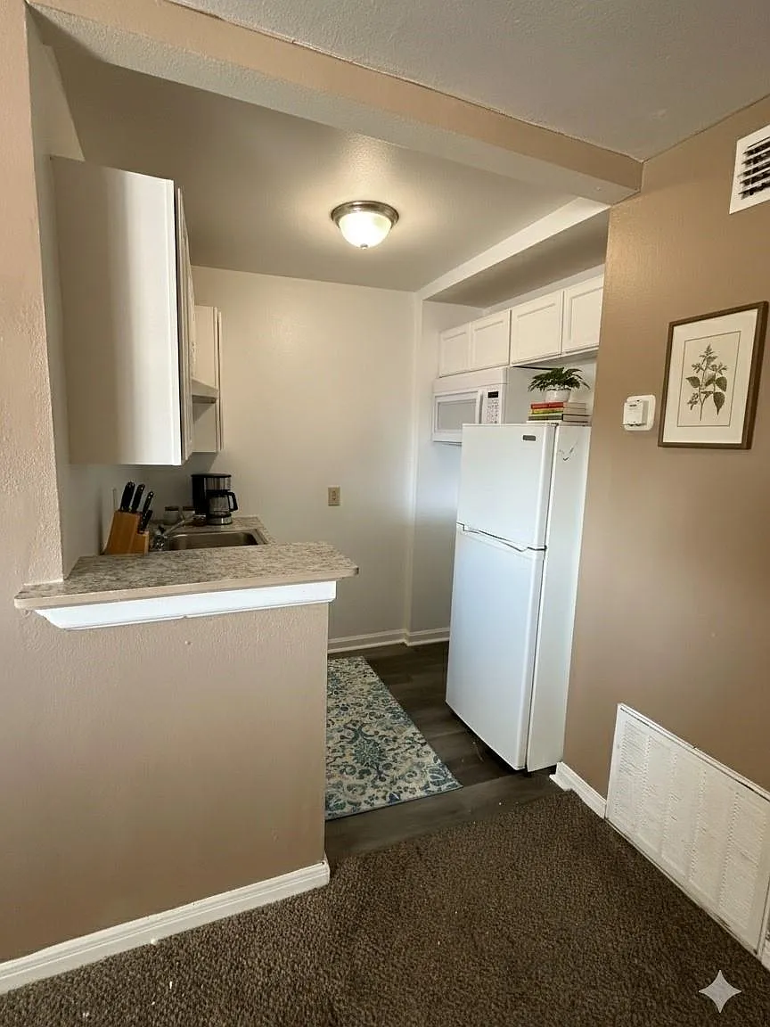 1 bed, 1.0 bath, $900 — Photo 2