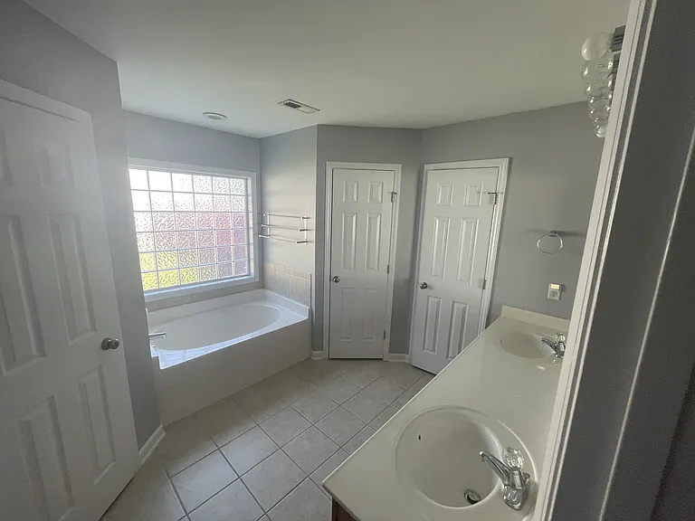 Main Bathroom / 2 Walk-in closets