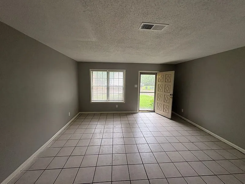 Charming 2-Bedroom Townhome with Fenced Backyard & Patio — Photo 4