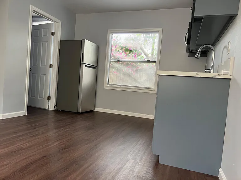 733 Daisy Ave #7 — Photo 2