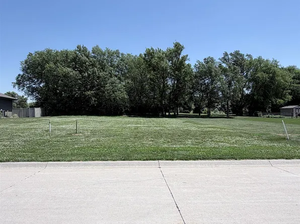 1018 Brickyard Dr, Hooper, NE 68031