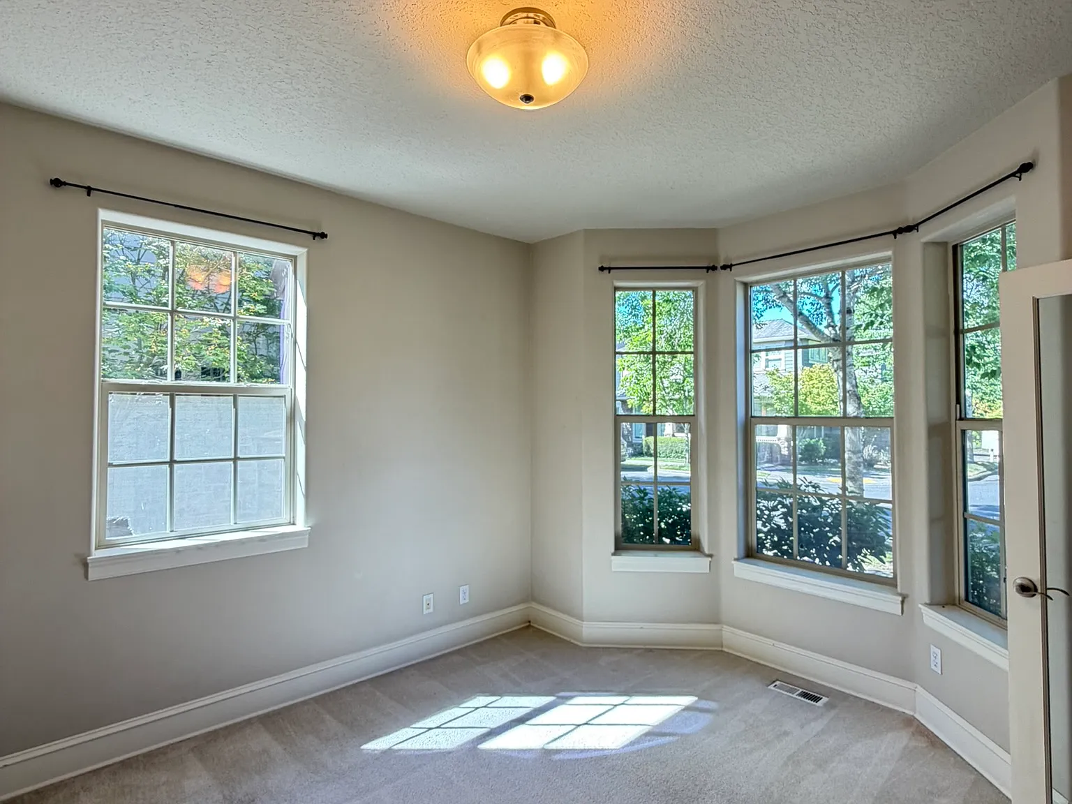 3 bed, 2.5 bath, 2326 sqft, $2,895 — Photo 3