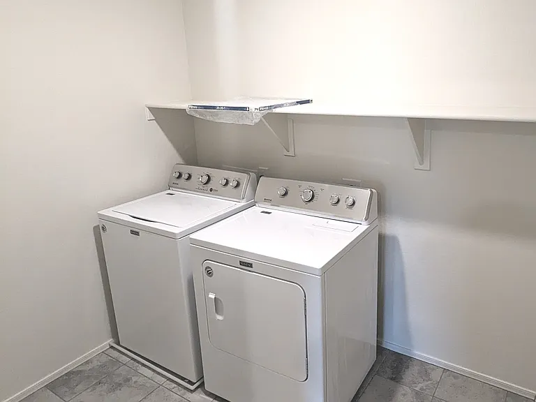 47 E Constitution Dr — Photo 35