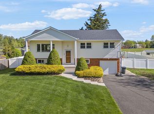 34 Kipling Way, Manalapan, NJ 07726