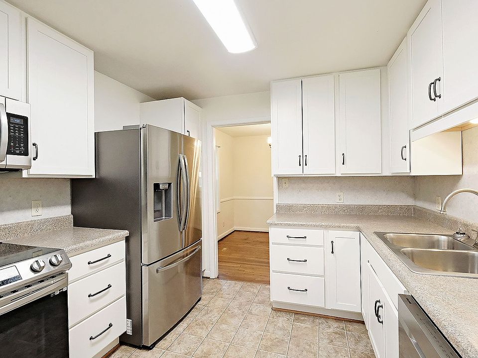 1st image of 140 W Park Dr