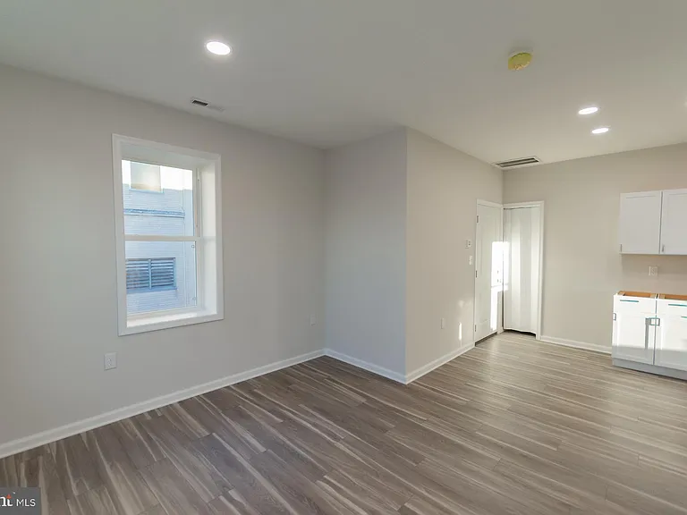 215 King St W #C — Photo 1