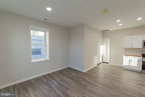 215 King St W Photo 1
