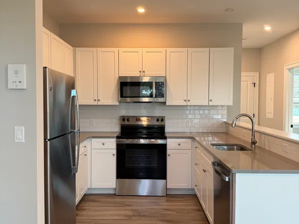 17 Benefit St #201, Mashpee, MA 02649