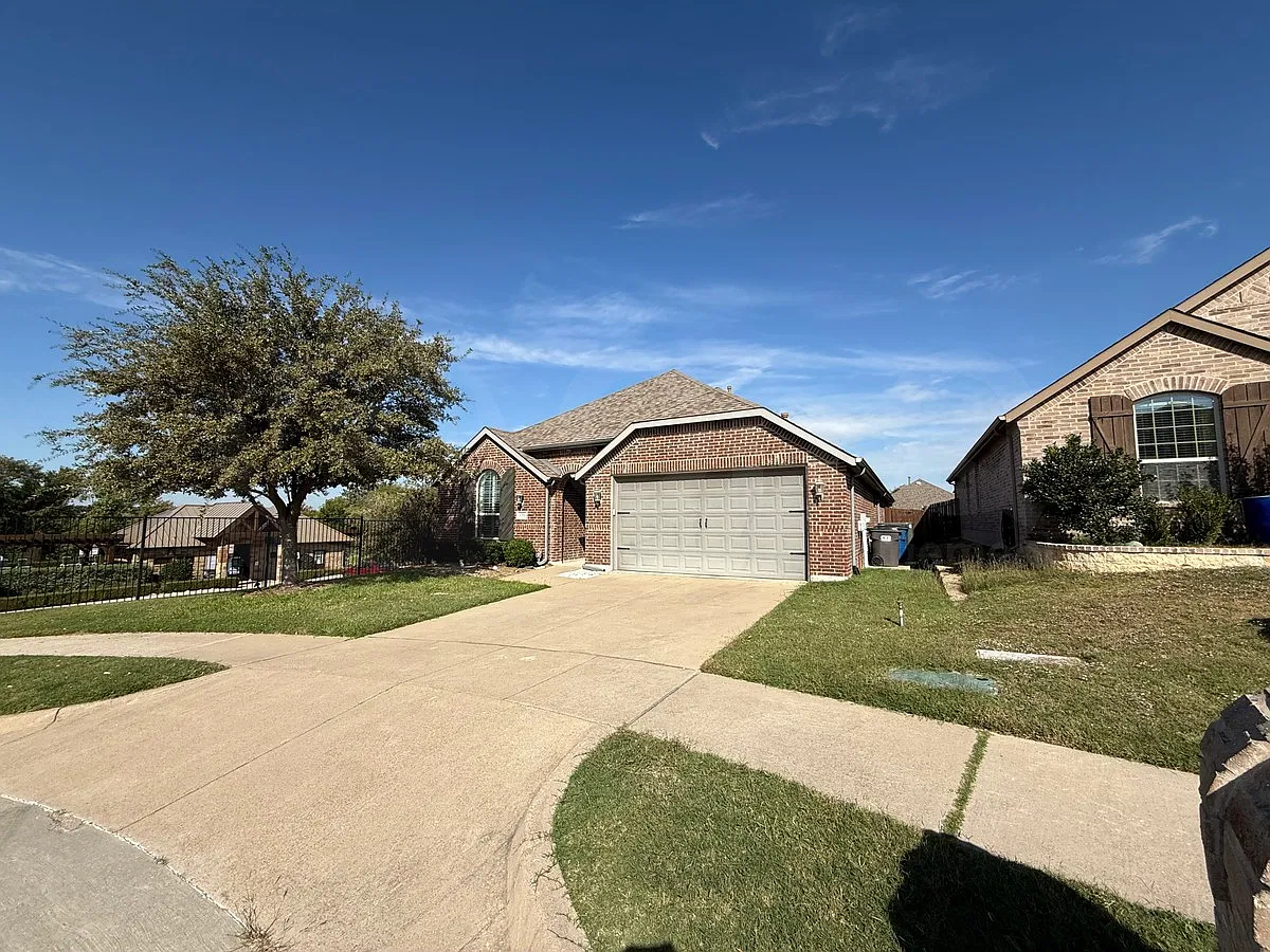 4 bed, 3.0 bath, 2114 sqft, $2,400 — Photo 2