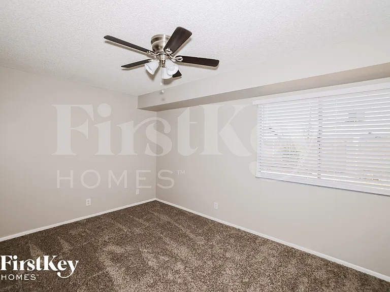 9015 N 57th Ave — Photo 11