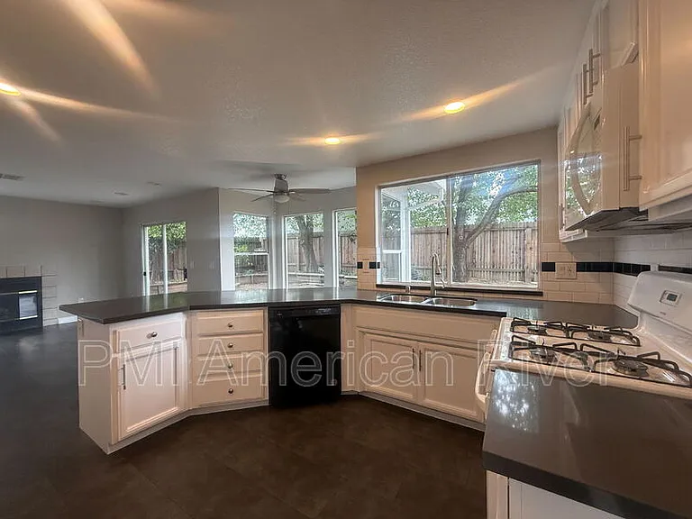 3400 Cobblestone Dr — Photo 5