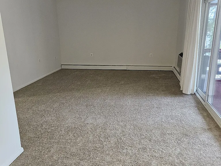 Lake Club Apartments — Photo 31