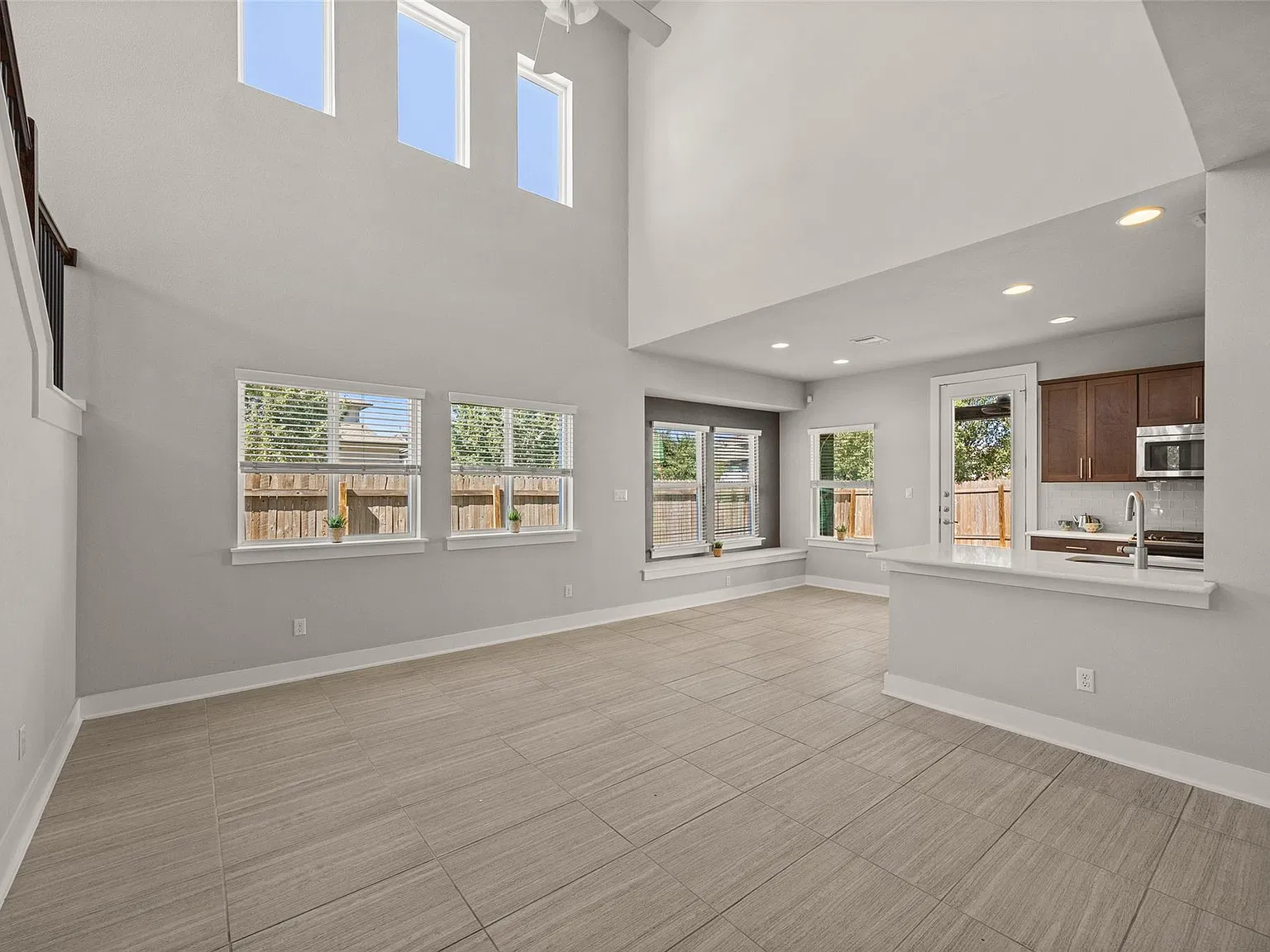 3 bed, 2.5 bath, 1982 sqft, $2,650 — Photo 4