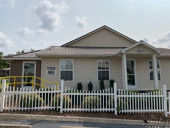 3rd image of 800 E Spring St #R01