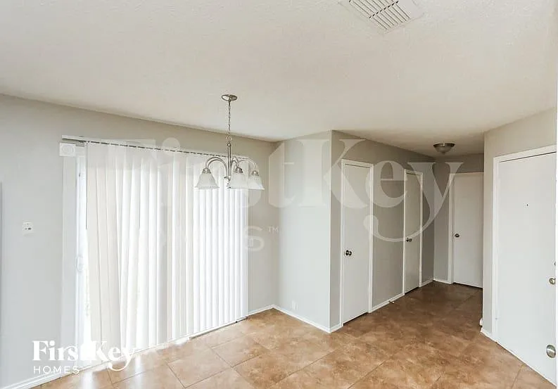 4 bed, 2.5 bath, 1876 sqft, $1,935 — Photo 4